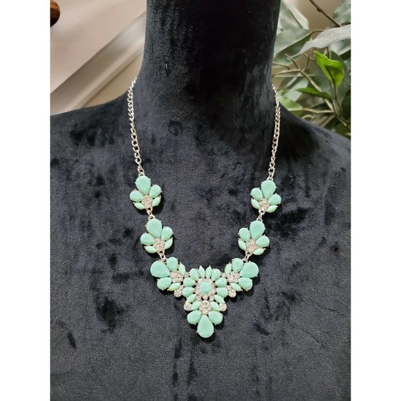 Fancy Floral Tear Drop Shape Turquoise Beaded Necklace - Picture 7 of 7